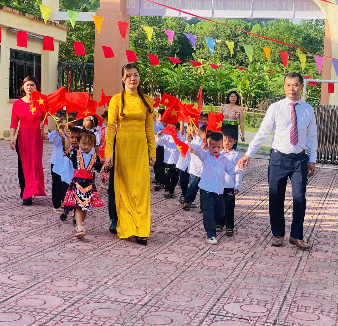 ảnh đón HS lớp 1