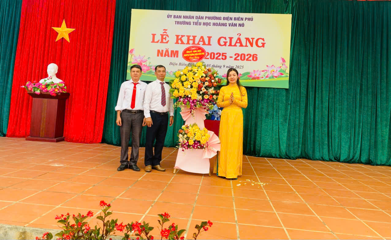 Đại biểu tặng hoa