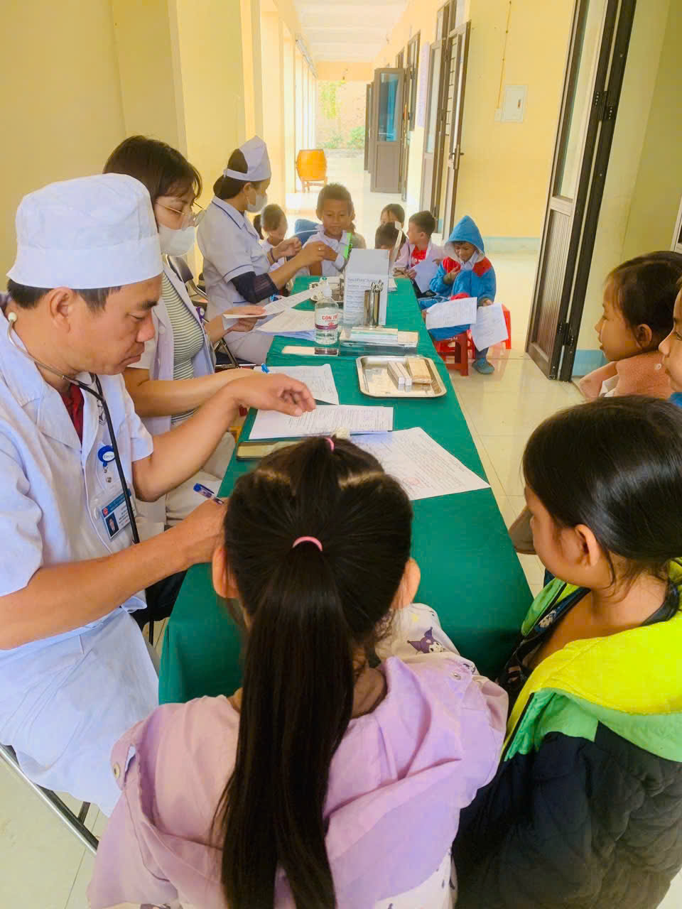 TRƯỜNG TIỂU HỌC HOÀNG VĂN NÔ TRIỂN KHAI TIÊM VẮC XIN UỐN VÁN – BẠCH HẦU (Td) CHO HỌC SINH LỚP 2 NĂM HỌC 2025 – 2026