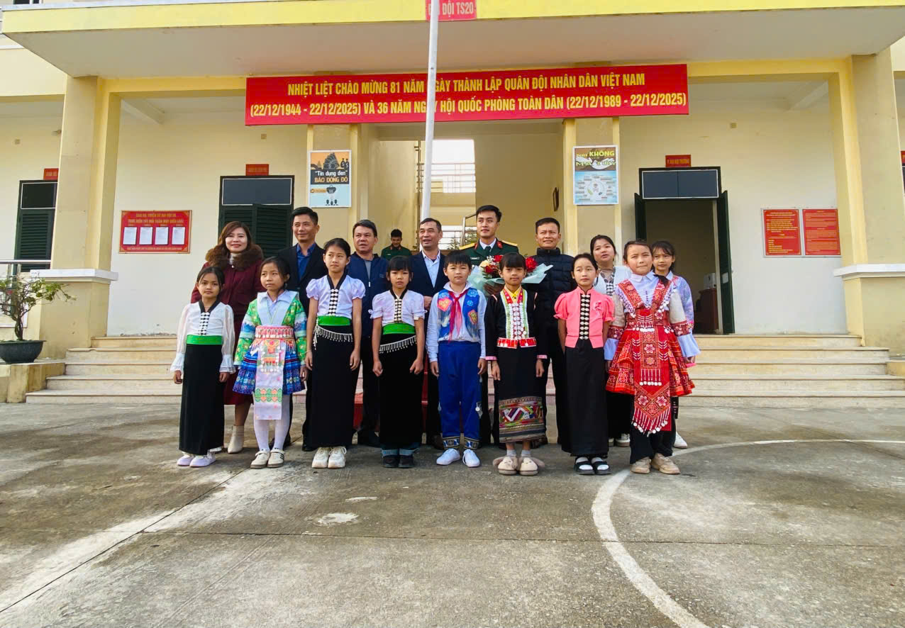 TẬP THỂ CÁN BỘ, GIÁO VIÊN VÀ HỌC SINH NHÀ TRƯỜNG ĐẾN THĂM, CHÚC MỪNG KỶ NIỆM 81 NĂM NGÀY THÀNH LẬP QUÂN ĐỘI NHÂN DÂN VIỆT NAM (22/12/1944 - 22/12/2025) TẠI ĐƠN VỊ KẾT NGHĨA C20